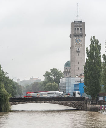 Über die Corneliusbrücke kommt die Ju 52 auf die Museumsinsel zurück. (©Foto: Deutsches Museum)